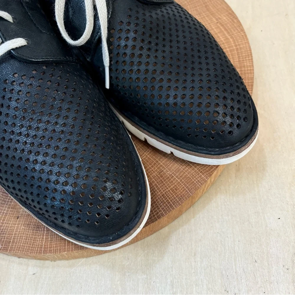 Trask | Lena Perforated Leather Sneakers Size 38/7.5 - Picture 11 of 16